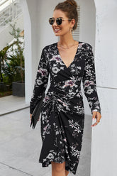 Langärmliges Kleid mit V-Ausschnitt und Kordelzug
